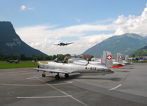 Alte Militärflugzeuge, Hunter, Junkers Ju-52 und Pilatus P-3.