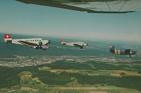 AN-2 in Formation mit den vier Ju-52.