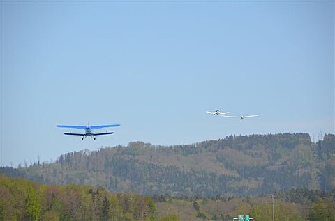 Antonov und Segelschlepper heben gemeinsam vom Birrfeld ab.