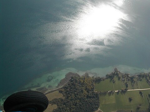 Steigflug über dem Bielersee.