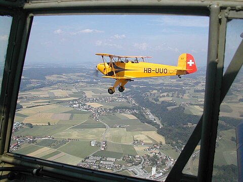 Auf einem Vereinsflug begegnen wir diesem Bücker.