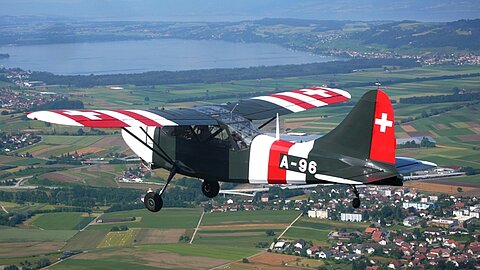Nicolas Misteli mit dem Stinson vor dem Murtensee.