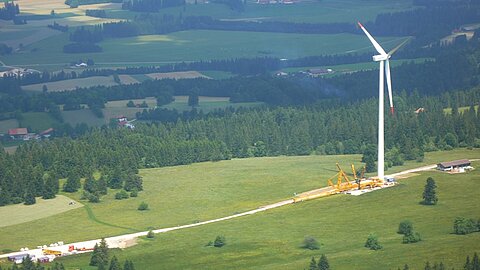 Ein neues Windkraftwerk entsteht.
