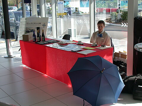 Brigitte beim Verkaufs- und Infostand.