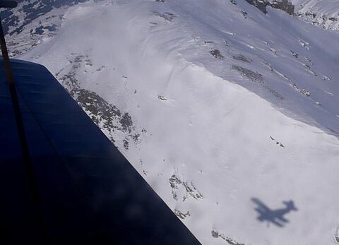Entgegen der Sonne, fliegt der Schatten der An-2 immer hinten nach.