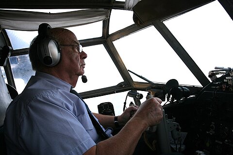 Unser Pilot Hansruedi konzentriert sich auf die ....