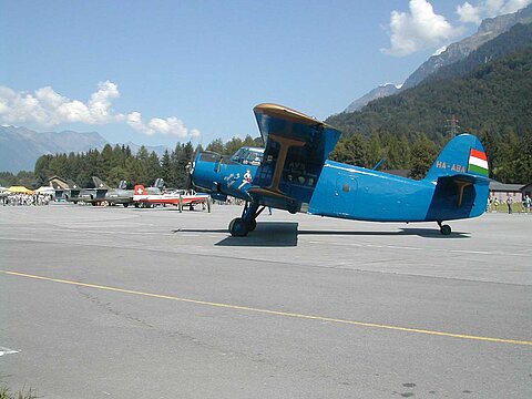 Eine vielzahl an verschiedenem Fluggerät in Interlaken.