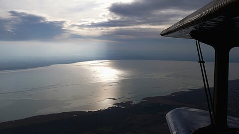 Der Balatonsee ist mit Eis überzogen.