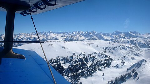 Über den Jaunpass mit Blick auf die Berneralpen.