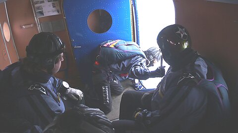 Die Absprunghöhe von 2500 Meter über Grund ist ereicht und der Springer weist den Piloten ein.