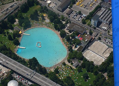 Zweiter Flug über das Freibad Weyermanshus.