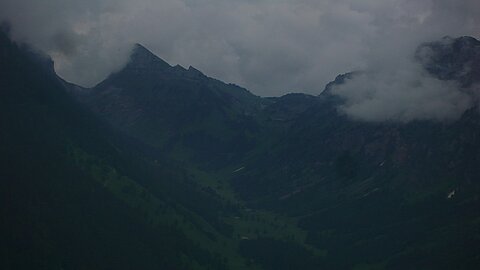 Justistal mit Wolken verhangen.