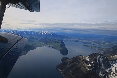 Bildmitte Bürgenstock darüber Pilatus.