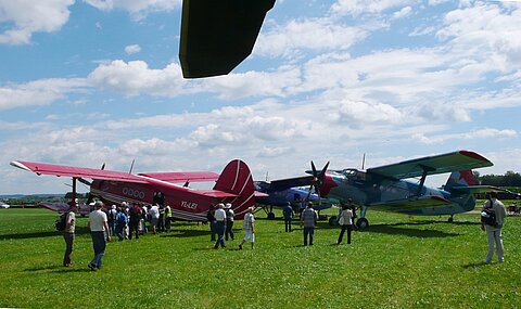 Drei An-2 kommen aus der Schweiz.
