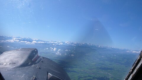 Eine herrliche Sicht aus dem Cockpit auf die innerschweizer Alpen.