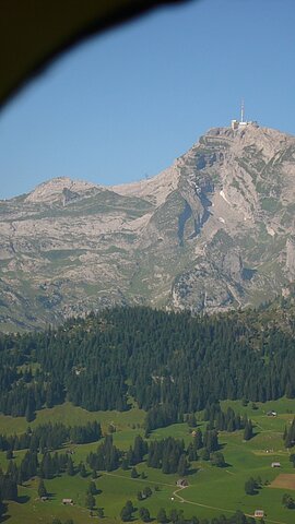 Zurück über das Toggenbur und im Hintergrund der Hausberg, der Säntis.