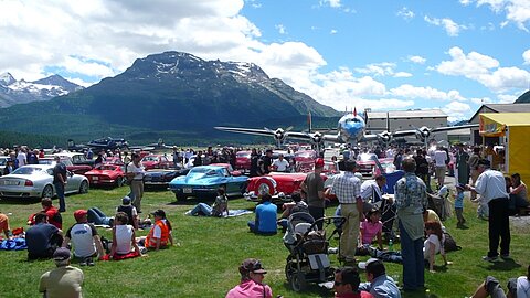 Legenden von Oldtimer Autos und Flugzeugen, sind zu bewundern.