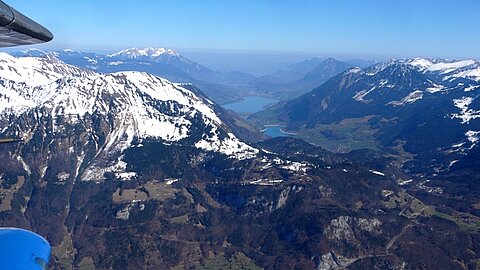 Links Pilatus rechts Stanserhorn und in der Mitte Sarner- und Lauerzersee.