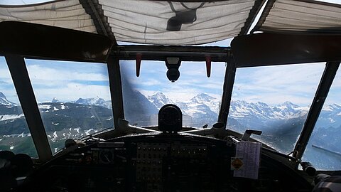 Vor uns, Schreckhorn, Finsterarhorn, Eiger, Mönch und Jungfrau.