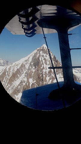 Durch das Fenster erscheint das Bietschhorn.