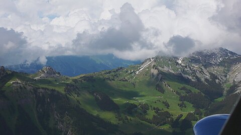 Rechts in den Wolken Faulhorn links Schinigeplatte.