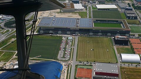 Das Fussbalstadion ist gut integriert.
