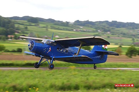 An-2 hebt von der Piste in Triengen ab.