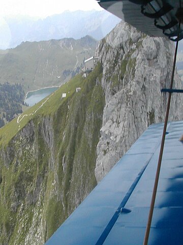 An dieser steilen Felswand hängt sogar eine Luftseilbahn.
