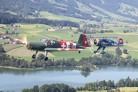 Formation über dem Amsoldingersee.