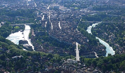 Im Gegenlich die Stadt Bern.