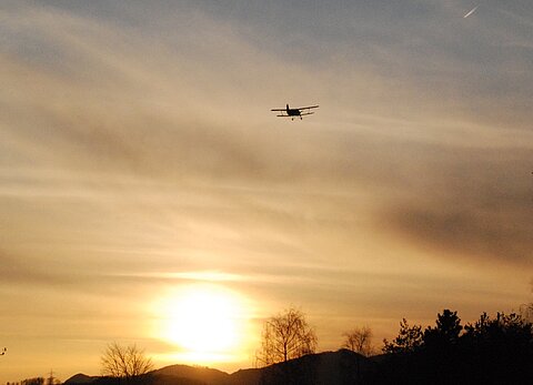 Nachdem die Passagiere im Birrfeld der Antonov entstiegen sind entschwindet diese in der Abendstimmung.