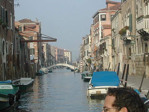 Eine der vielen Kanäle von Venedig.