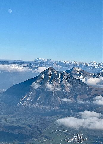 Stanserhorn, Mythen, Glärnisch mit dem fast Vollmond.
