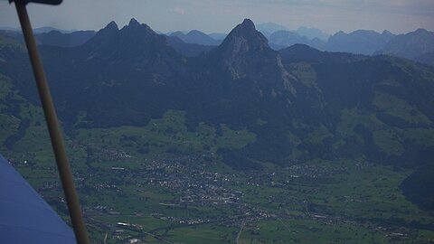 Vordergrund die Mythen.