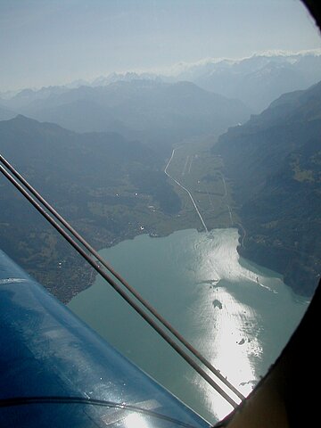 Brienz und Bildmitte Flugplatz Meiringen.