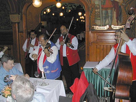 Abendessen im 100 Jahre alten Restaurant.