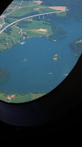 Über dem Stausee Lac de Gruyeres.