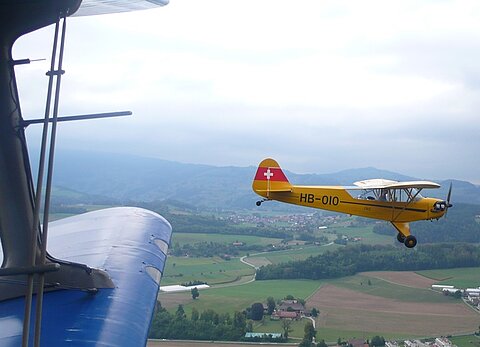 Wir treffen auf dem Rückflug auf diesen Piper Cub.