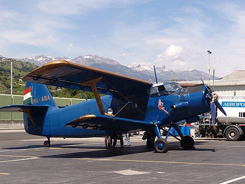 Die AN-2 steht in Sion breit für den Rückflug.
