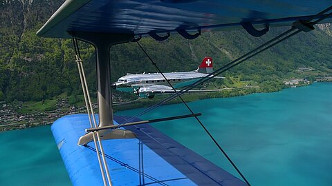 Für den Pilot der DC-3 kein Problem so langsam zu fliegen.
