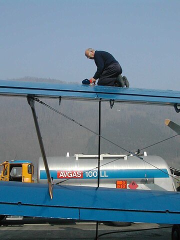 Die AN-2 wird aufgetankt.