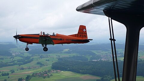 Ein PC-7 kommt in Formation.