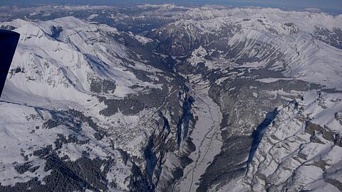 Tief unten das Lauterbrunnental und die Ortschaft Mürren.
