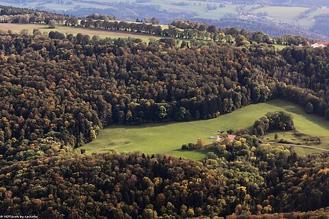 In dieser Wiese ist der L-5 am 12.10.1944 gelandet.