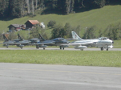 Die flieger rollen zum Start.