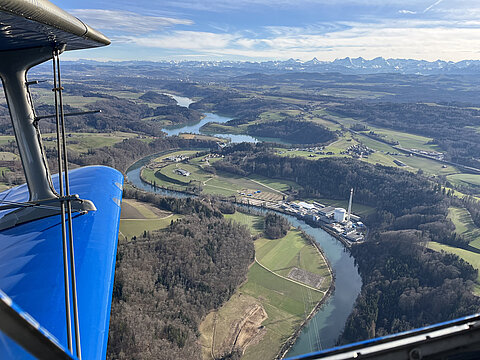 Kernkraftwerk Mühleberg mit Blick in Richtung Berneroberland.
