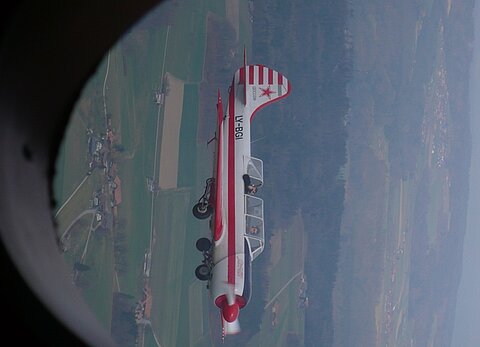 Durch das runde Fenster gesehen.