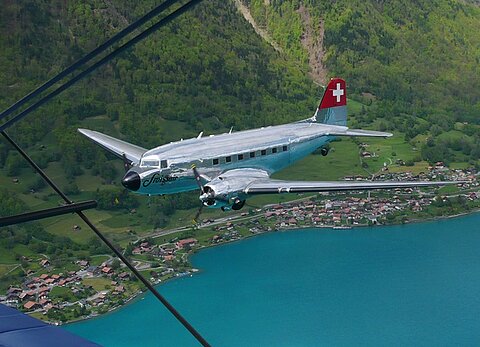 Die DC-3 kommt in Formation.