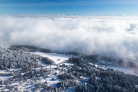 Über dem Mitteland eine geschlossene Wolkendecke.