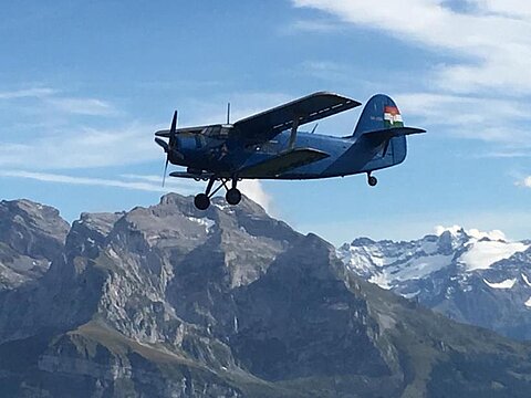 zurück für weiteren Vorbeiflug.